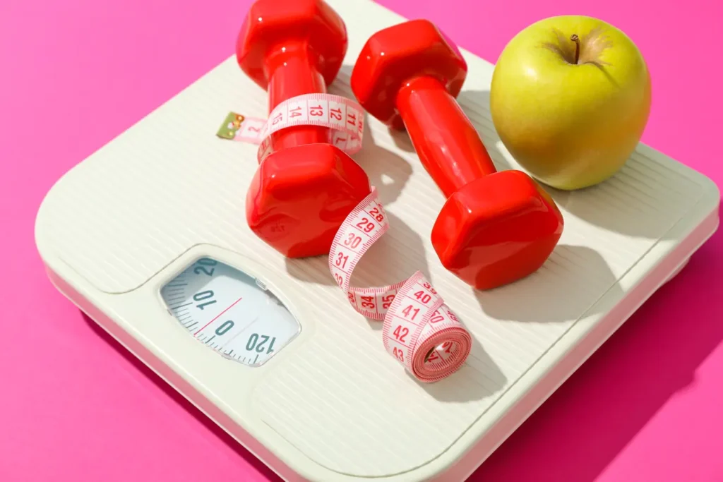 Jak schudnąć będąc zabieganym? Oto nasze porady! 15 weigh scales apple dumbbells and measuring tape 2023 11 27 05 29 40 utc